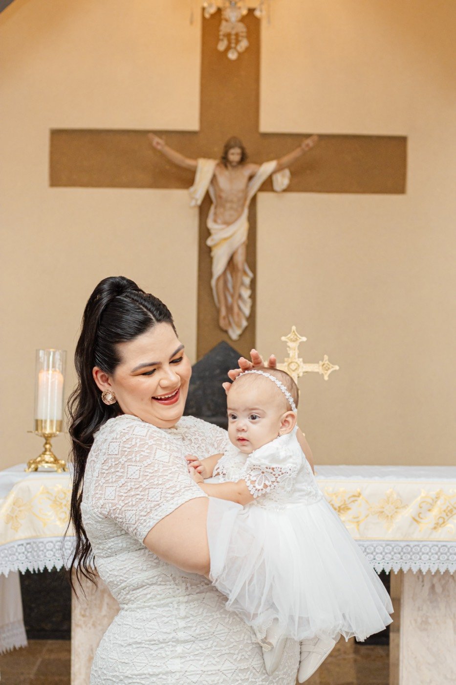 Mãe com a bebê na igreja