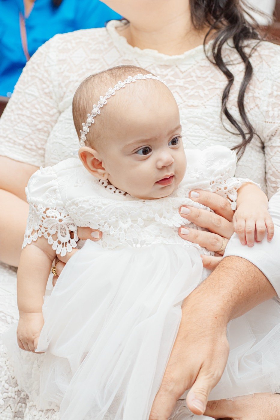 Detalhe da bebê vestida para o batizado