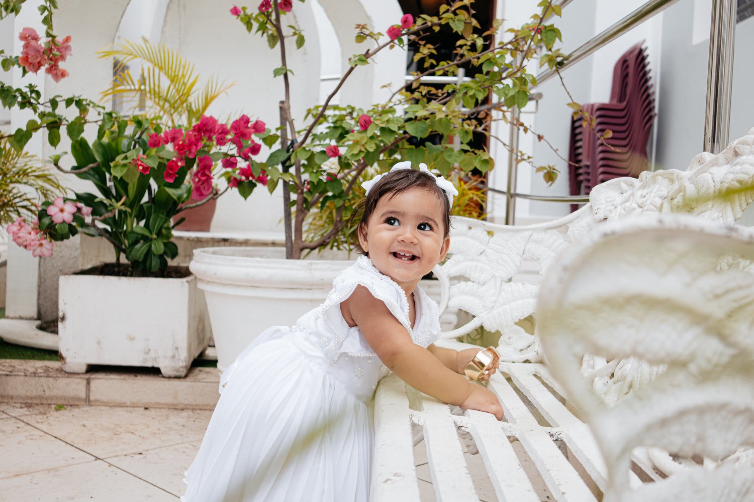 Menina de vestido branco no jardim depois da cerimônia