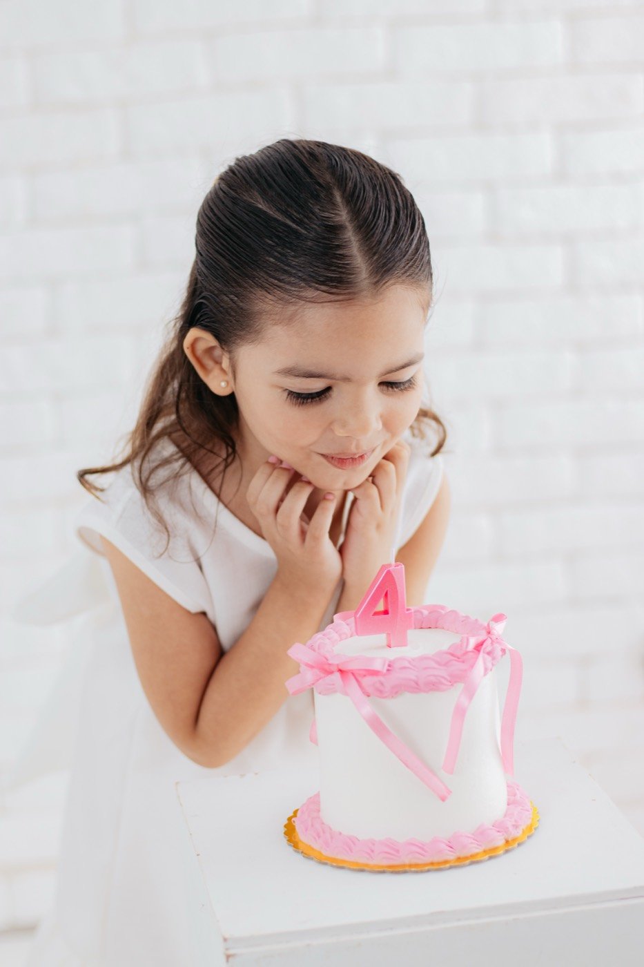 Menina com bolo de aniversário