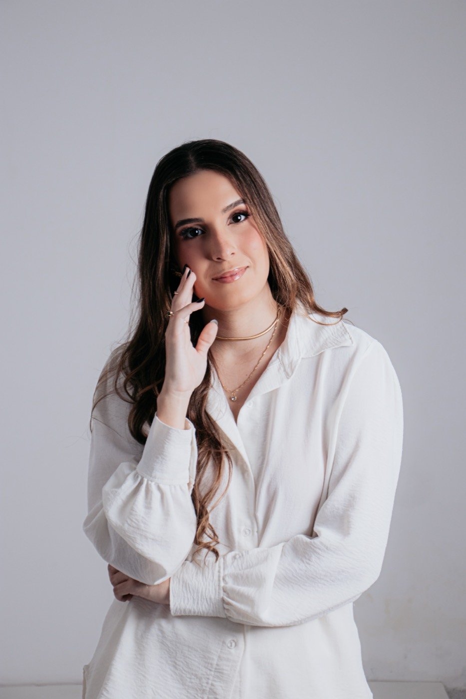 Retrato feminino em estúdio com fundo clean