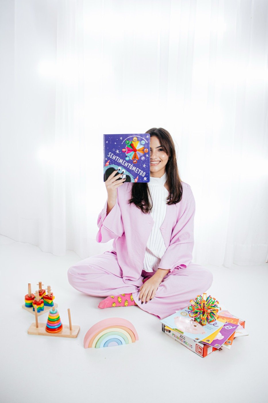 Ensaio profissional com livros e brinquedos