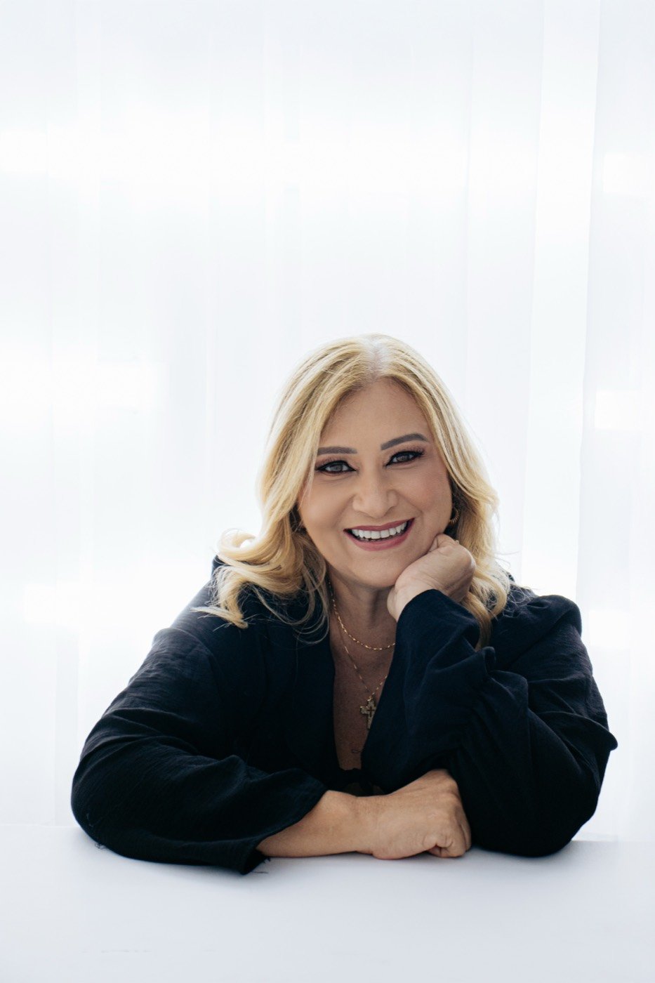 Retrato feminino sorridente com fundo branco