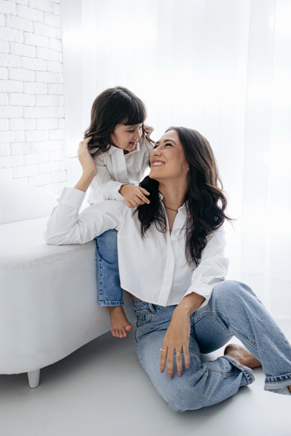 Mãe e filha em ensaio de família no estúdio