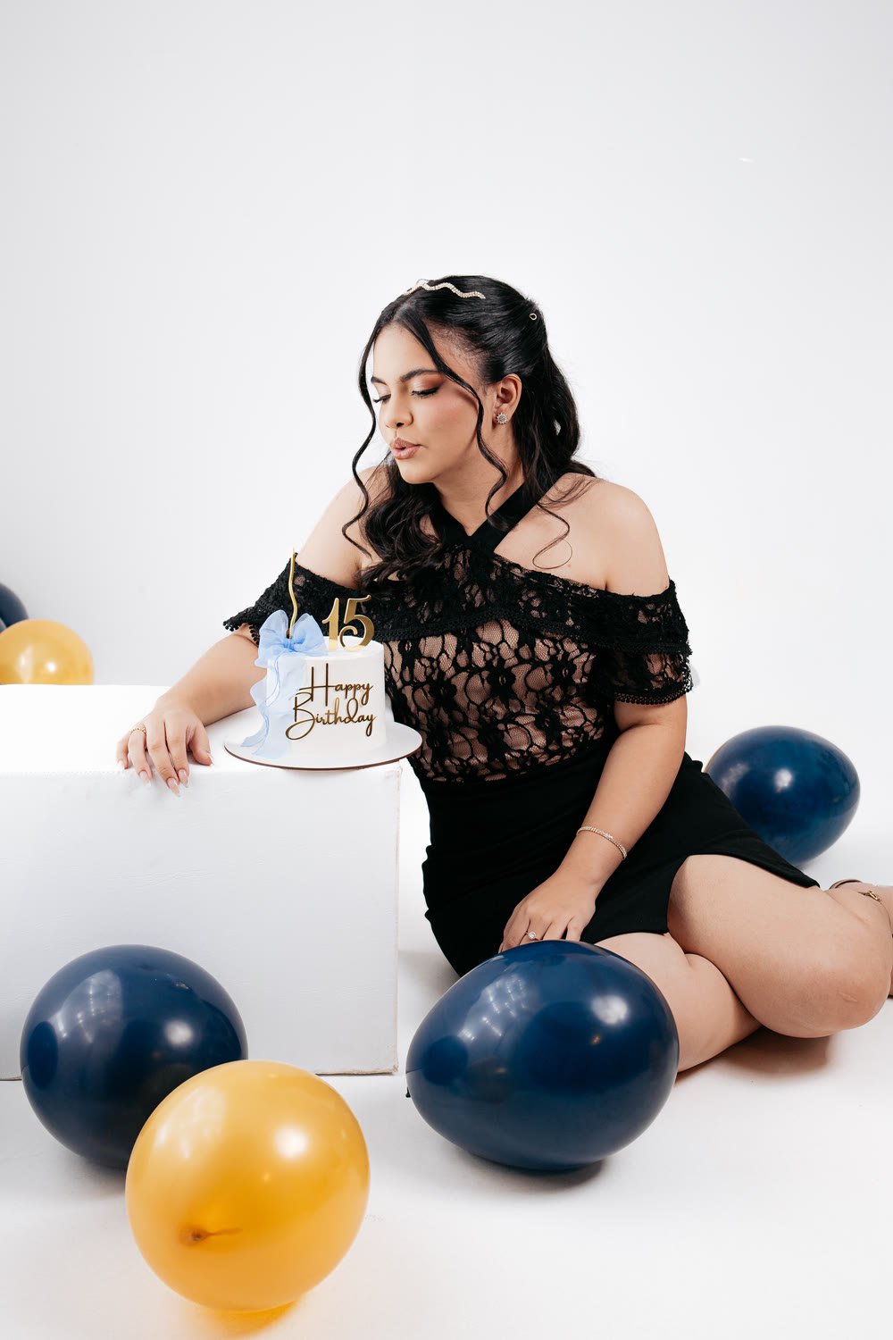 Ensaio de aniversário com balões azuis e dourados