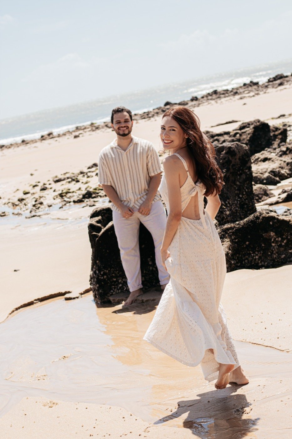 Casal sobre as pedras da praia
