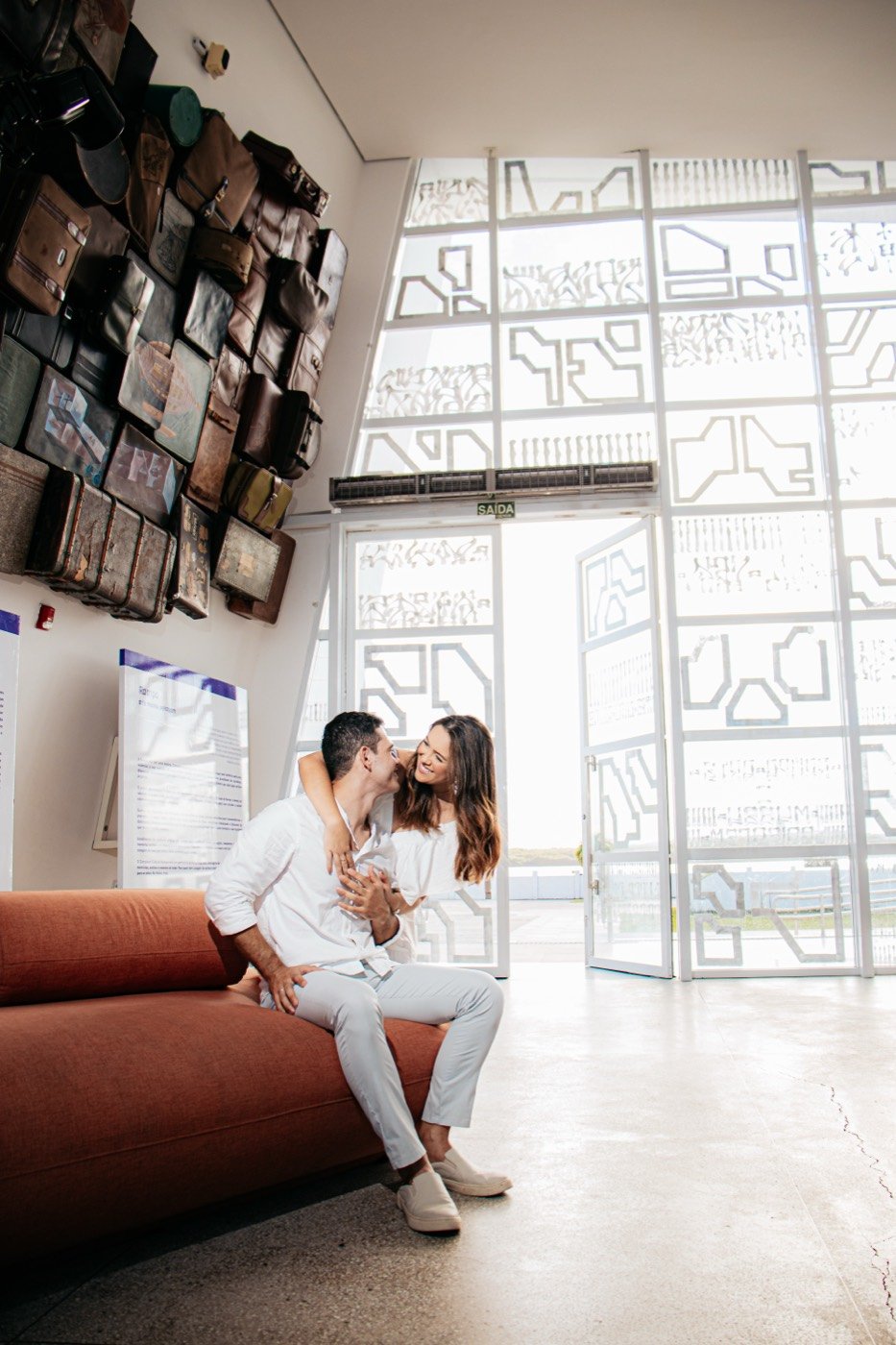 Casal sentado em sofá em ambiente moderno