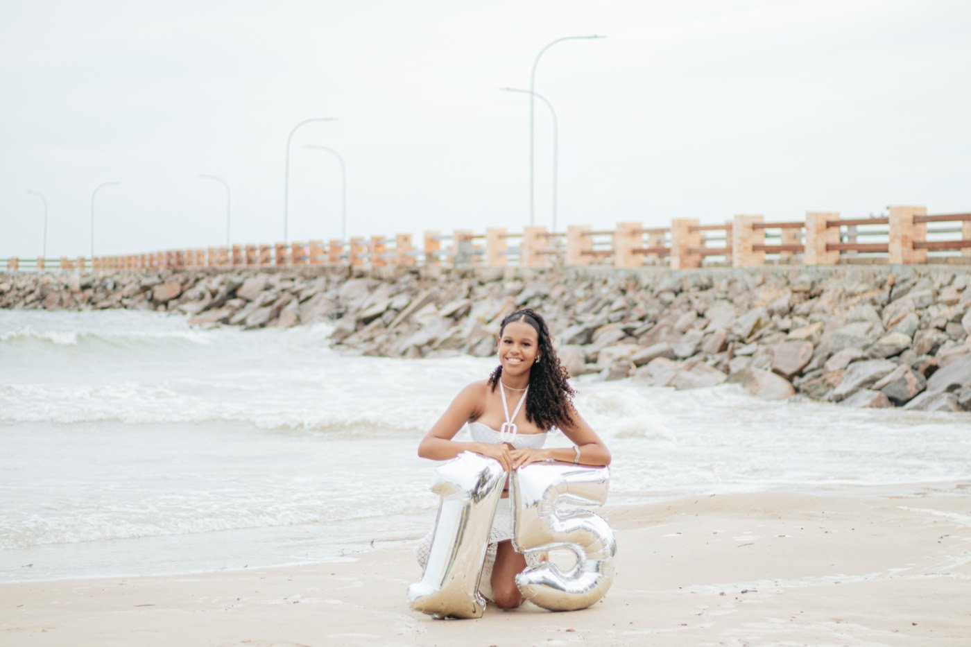 Ensaio de 15 anos na praia com balão