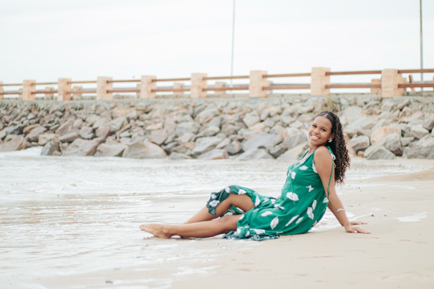 Ensaio feminino sentada na areia