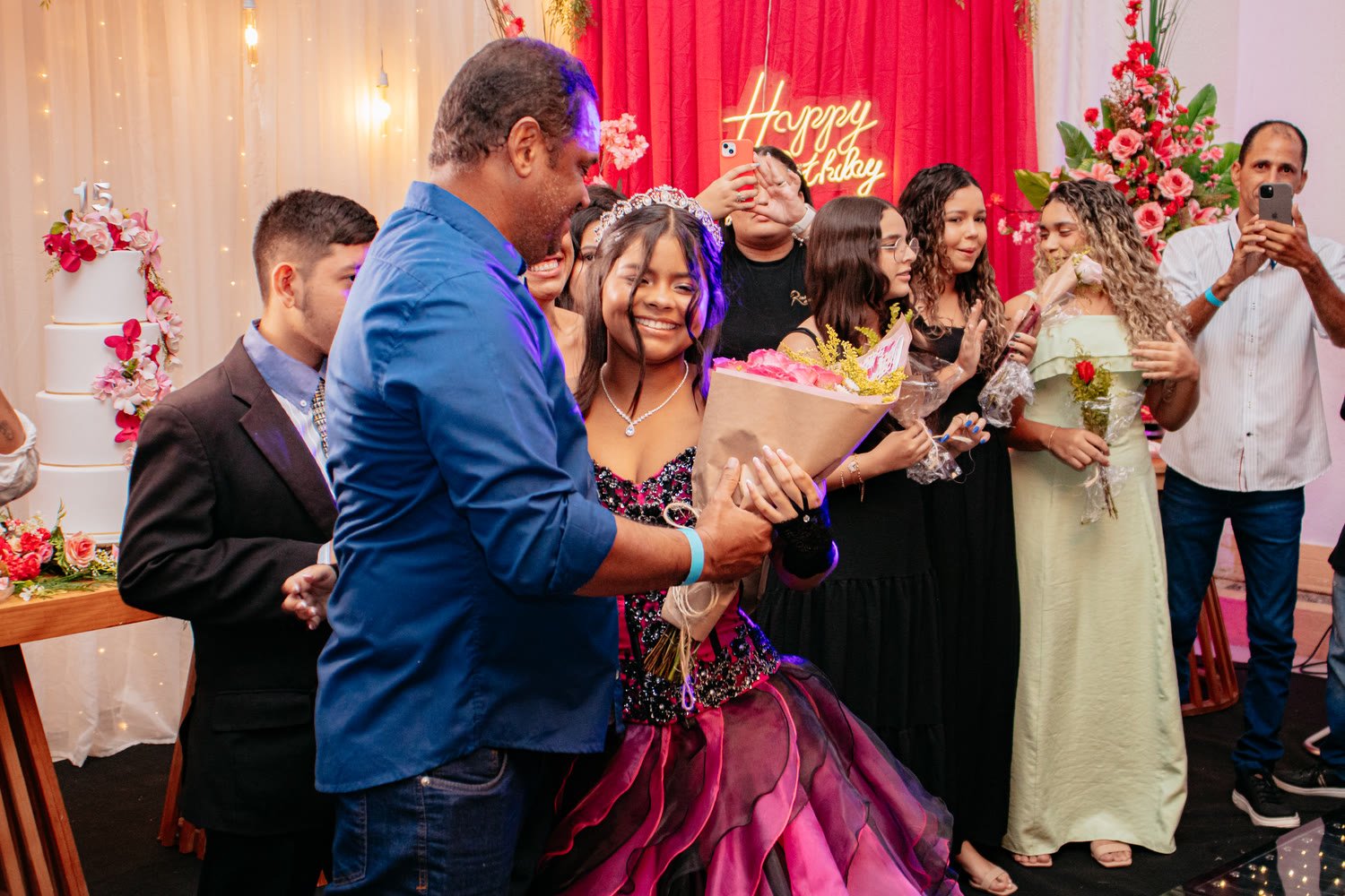Debutante cercada pela família durante a festa