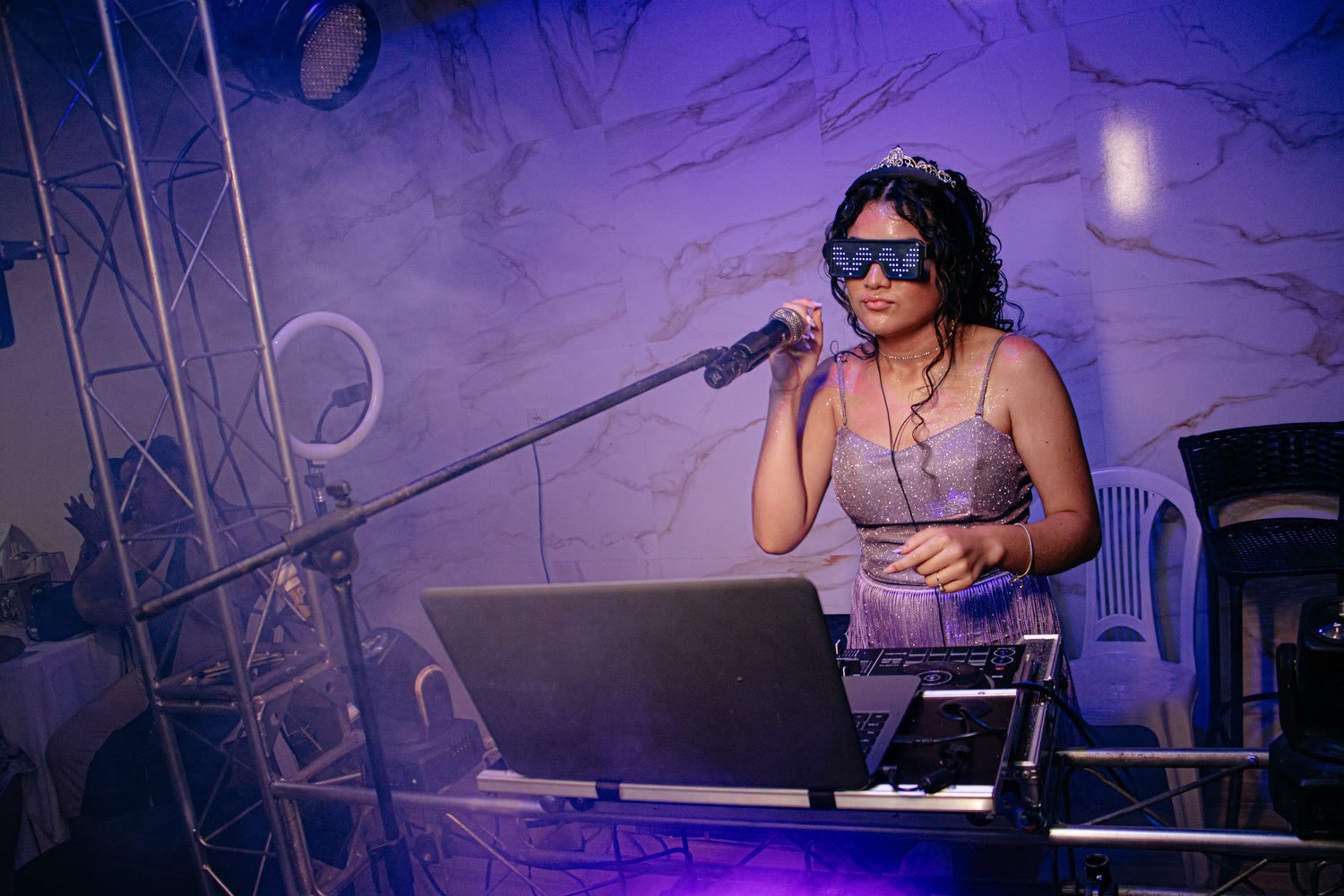 Debutante cantando no palco da festa