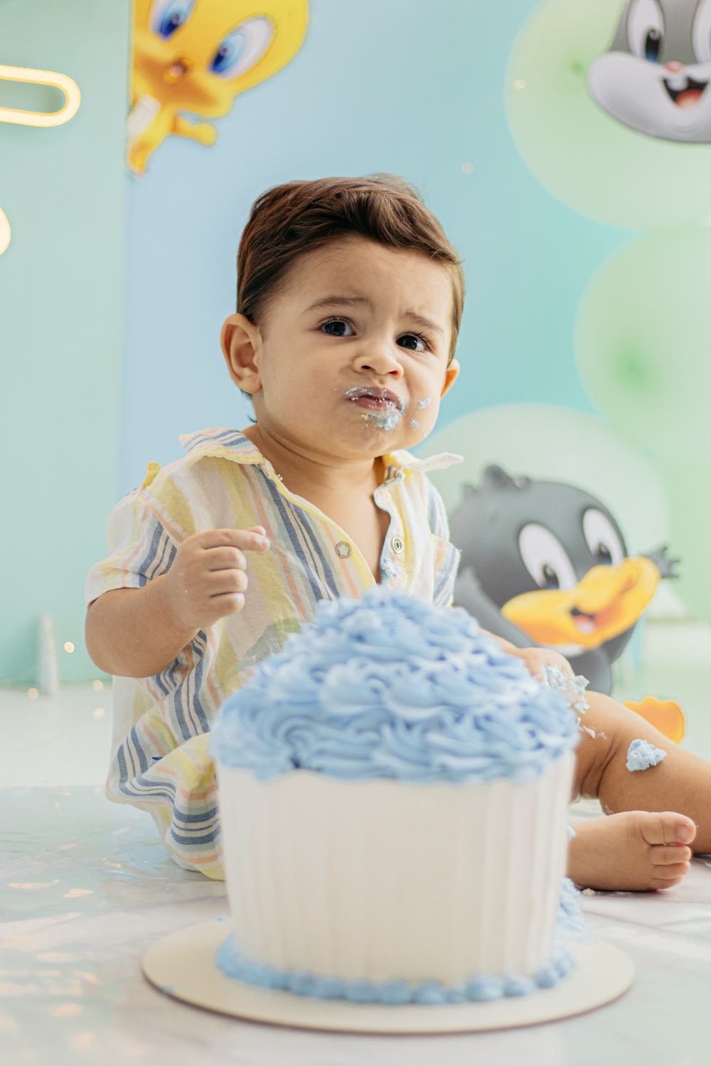 Bebê com bolo azul no ensaio Smash the Cake