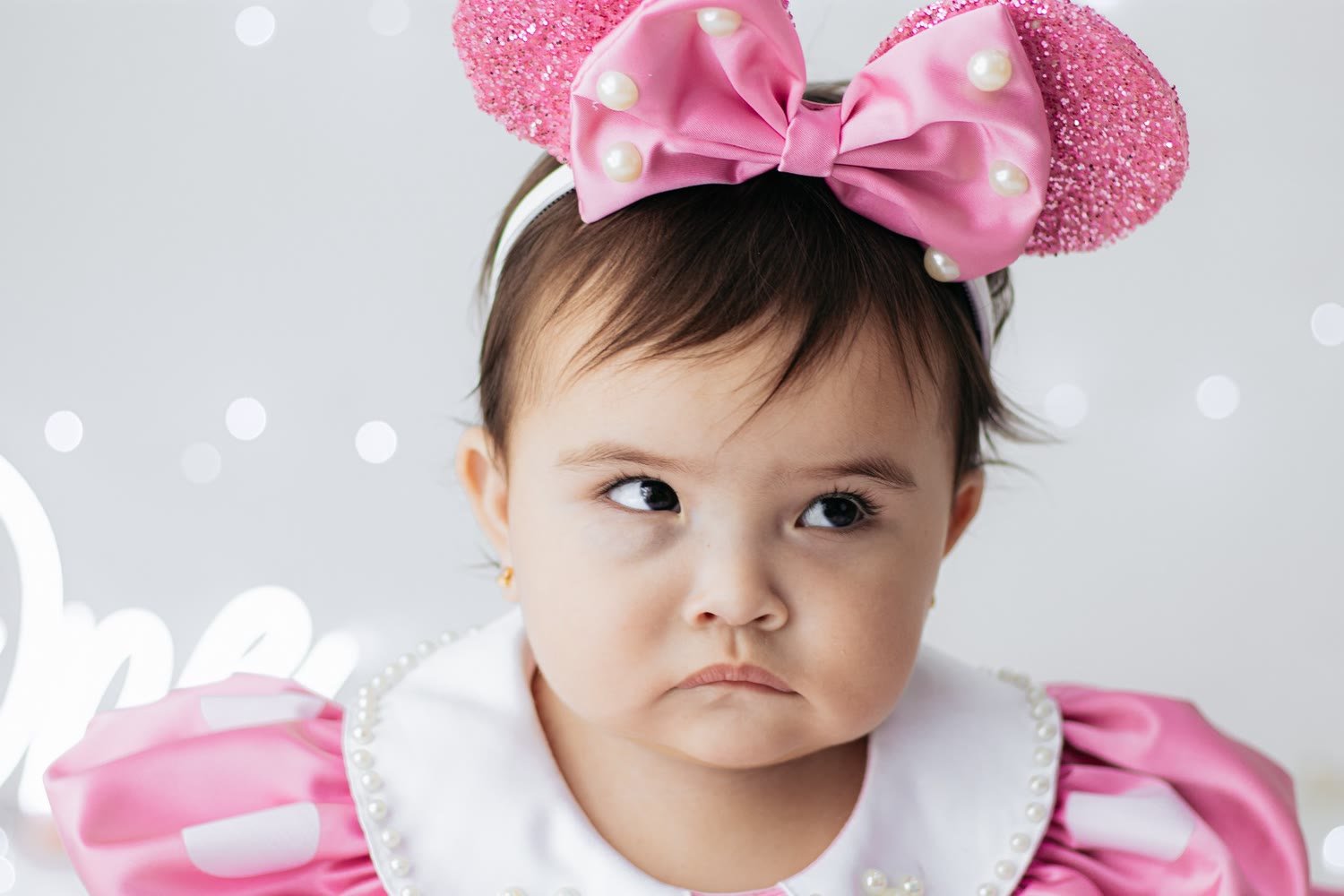 Close da bebê com laço da Minnie